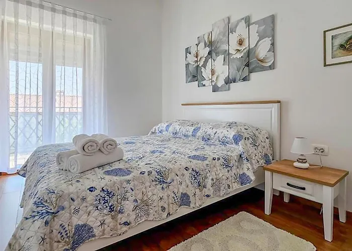 Stunning In Novigrad With Wifi Feriehus *