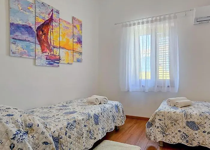 Feriehus Stunning In Novigrad With Wifi